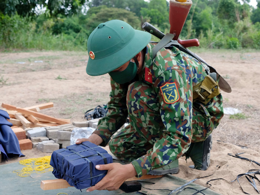 Van-chuyen-hang-nguy-hiem-trong-xuat-nhap-khau 